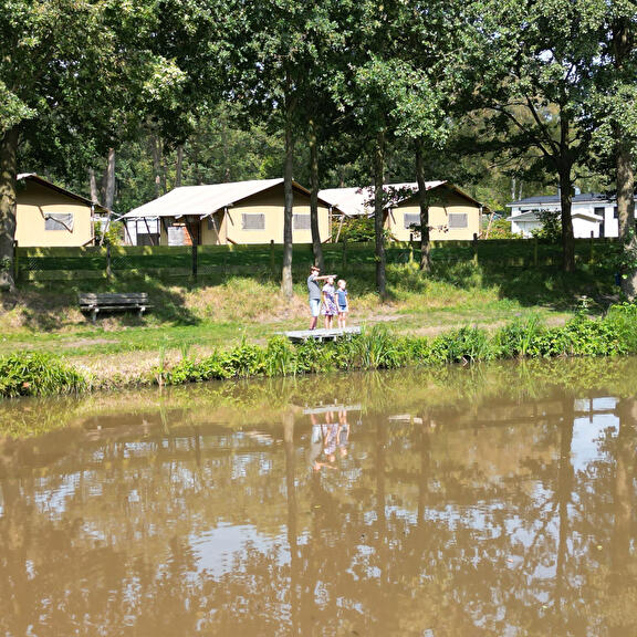 Luxe kamperen in een safaritent met sanitair op een prachtige plek